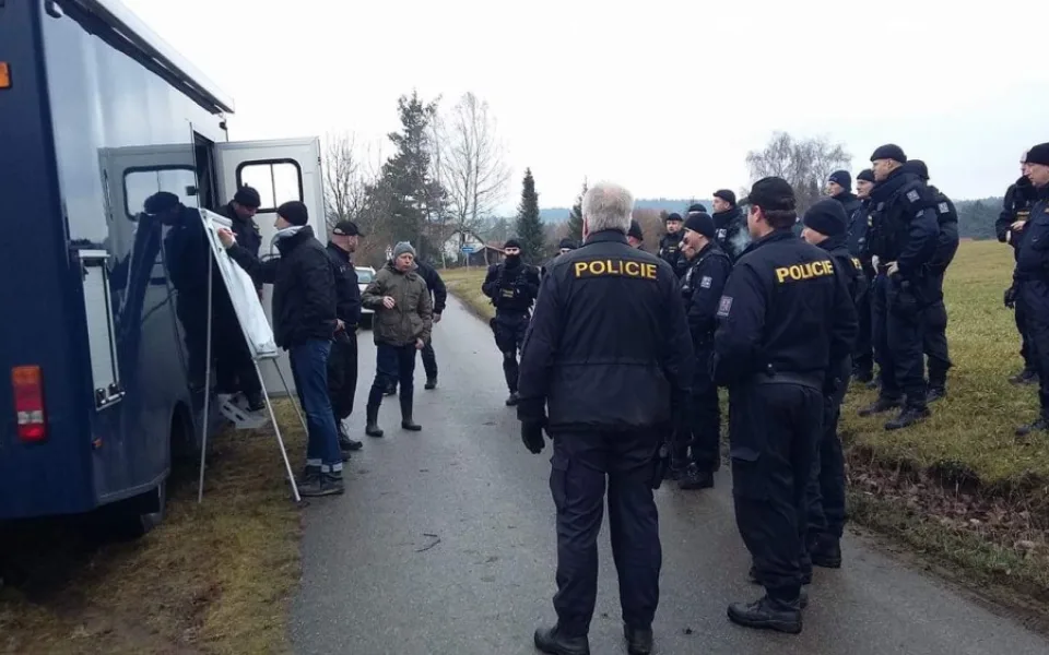 Dvojnásobnou vraždu vyšetřuje na Písecku tým kriminalistů jihočeského policejního ředitelství a píseckého územního odboru. Tým rozplétá od pondělního večera vraždu manželského páru.