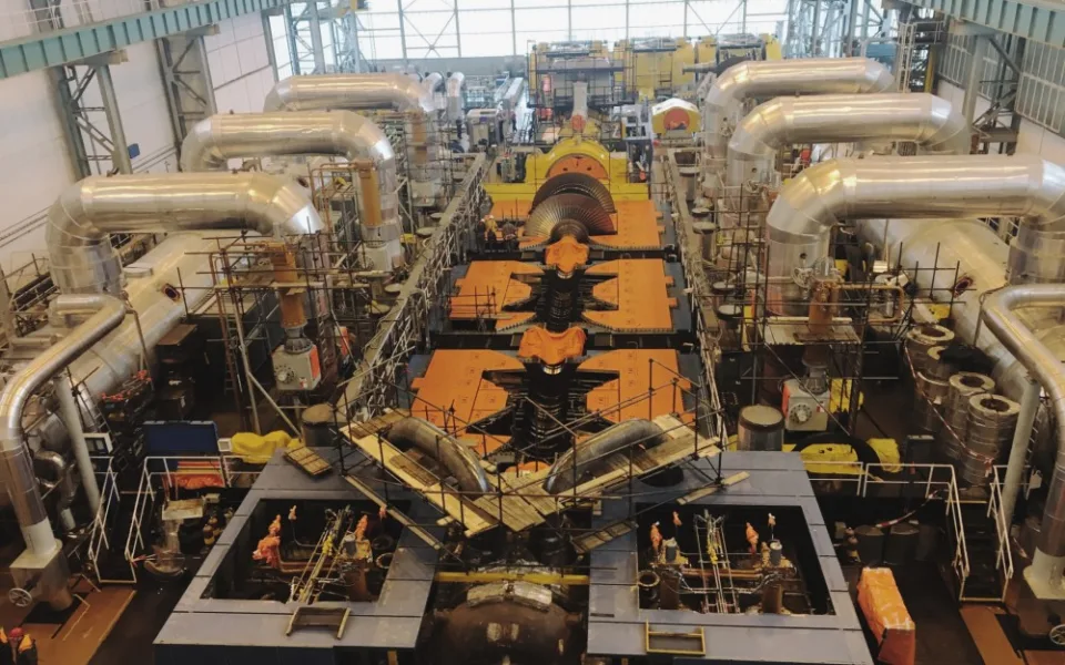 Na strojovně naplno běží kontroly rotorů turbíny a generatoru