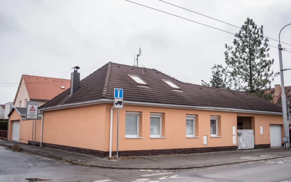 V tomto rodinném domku na Lidické třídě v Českých Budějovicích se v pondělí 8. ledna 2018 odehrála rodinná tragédie.