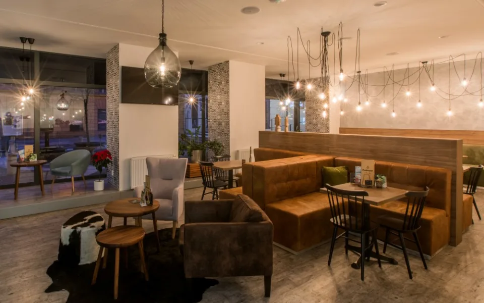 Jedinečný interiér a usměvavý personál. K tomu šálek kvalitní kávy a něco dobrého na zub. To vše nabízí budějcká kavárna Dallmayr café &amp; bar, kterou najdete nedaleko náměstí Přemysla Otakara II.