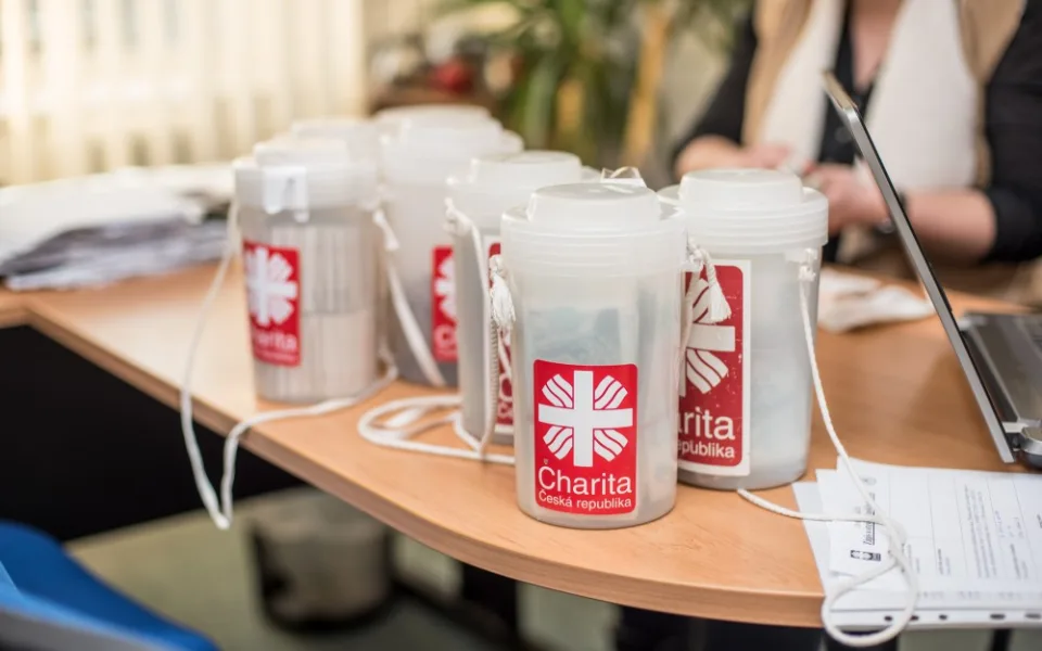 Počítání příspěvků na Tříkrálovou sbírku v Městské charitě České Budějovice.