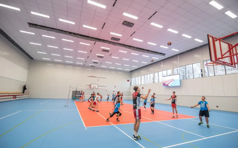 Základní škola Oskara Nedbala se po vybudování atletického koridoru stane jedním ze sportovních středisek v Českých Budějovicích. Město zde loni dokončilo přístavbu tělocvičny, která splňuje parametry pro oficiální zápasy v míčových hrách.