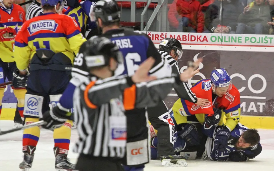 Domácí bek Žiga Pavlin, nominovaný slovinským národním týmem na blížící se olympiádu, pěstní souboj s Janem Marunou vyhrál