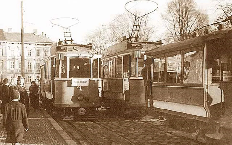 Tramvaje na Mariánském náměstí. Tramvaj vlevo pojede na Pražskou, ta vpravo s vlečňákem do Krajinské.