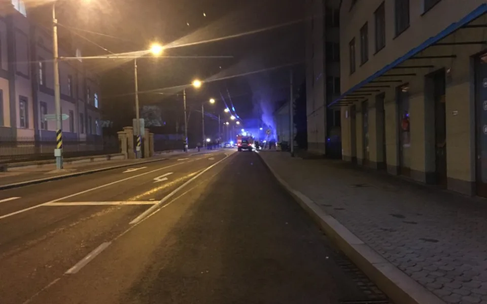 Průmyslová ulice - hořící budova je zhruba v půlce