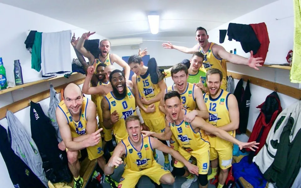 Oslava jindřichohradeckých basketbalistů po první letošní výhře