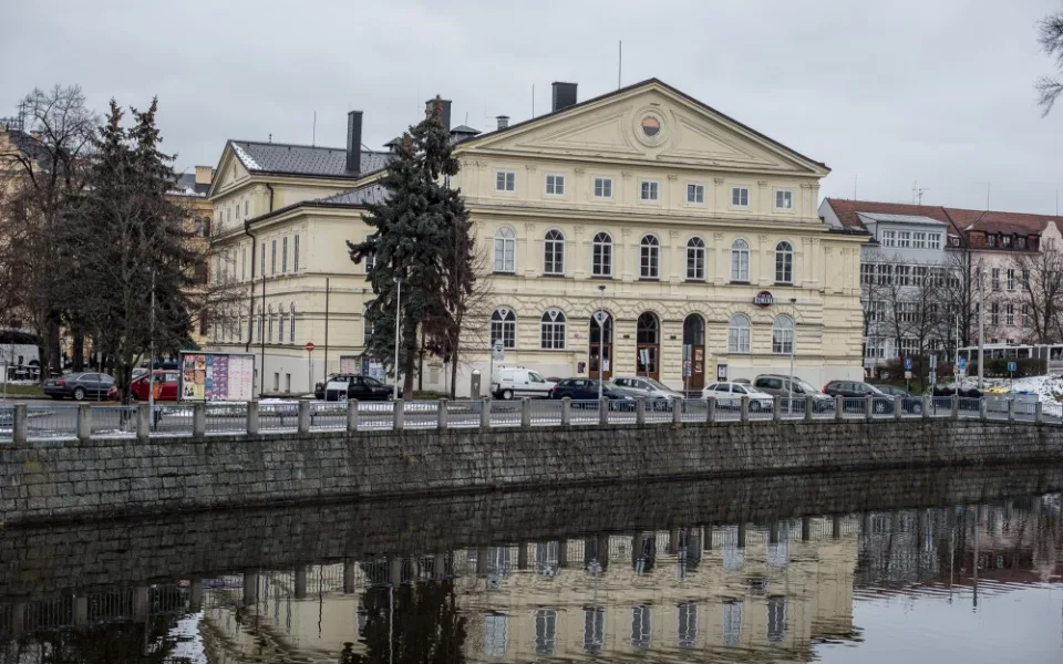 Město České Budějovice hodlá Dům kultury Slavie v Českých Budějovicích přenechat na patnáct let zájemci, který ho opraví a bude provozovat.