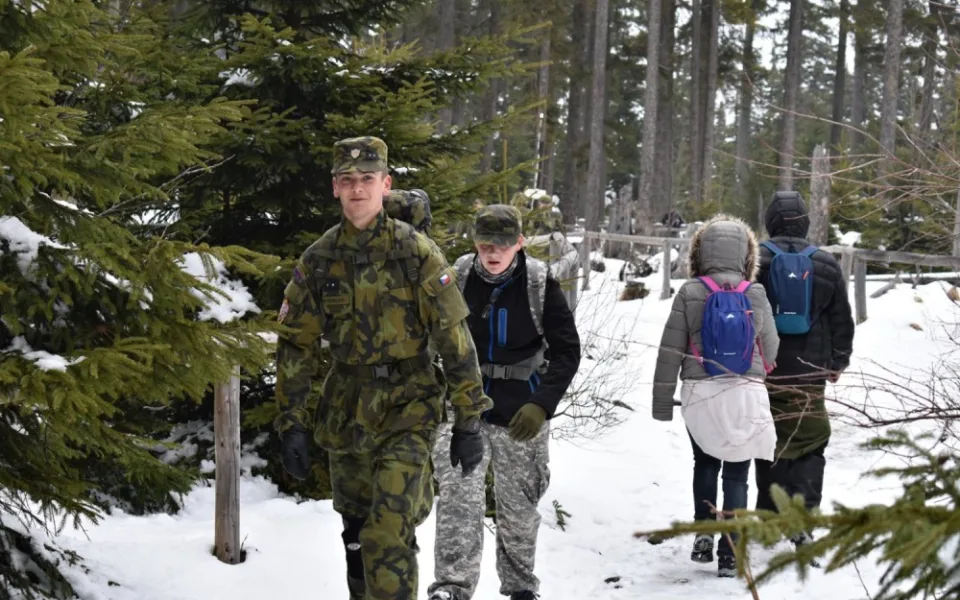 Účastníci vojenského pochodu Military Death March uctí památku obětí pochodu smrti.