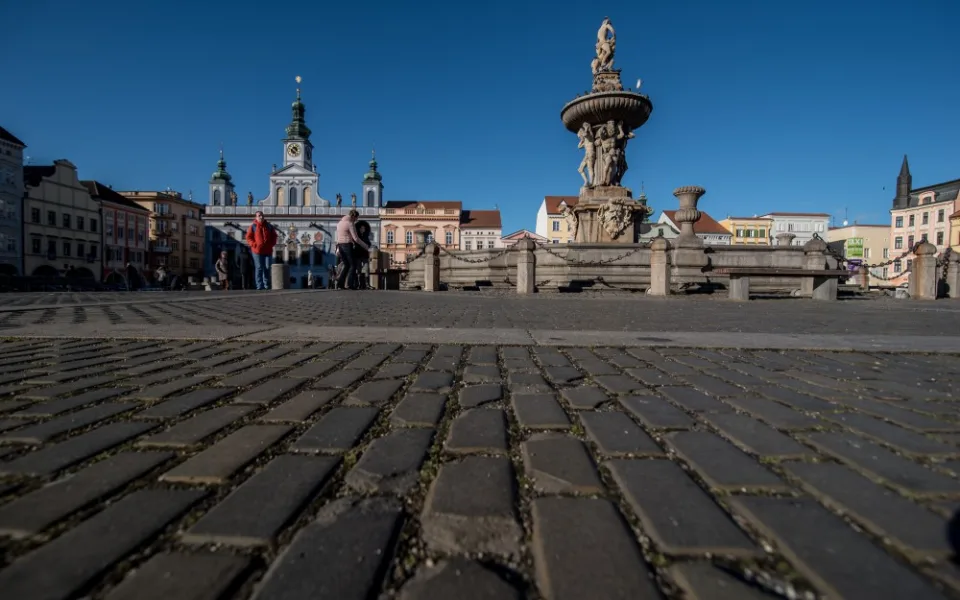 Zvlněná historická dlažba zůstala na náměstí Přemysla Otakara II. v Českých Budějovicích po odstranění unikátního kluziště kolem Samsonovy kašny.