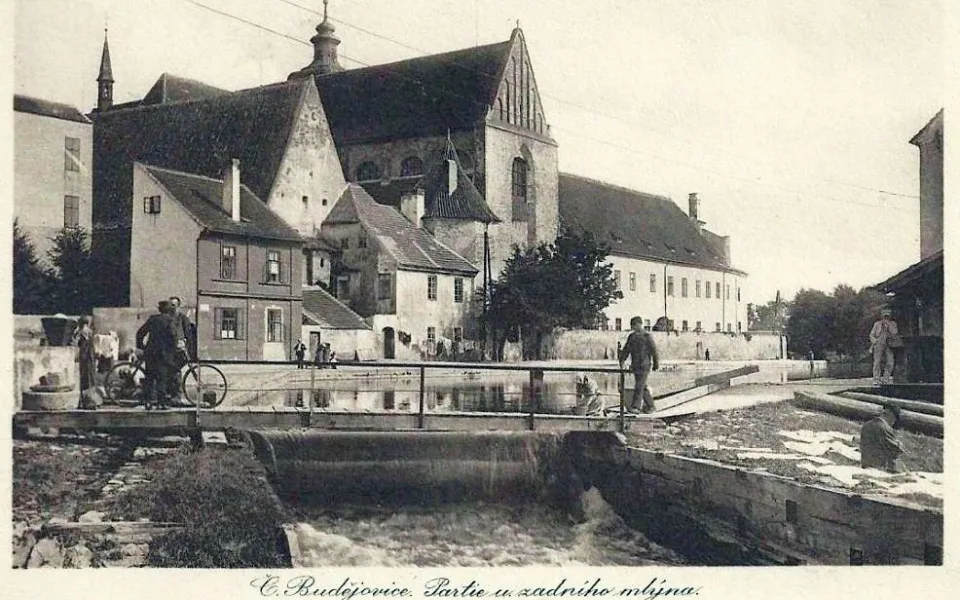 Prostor za kláštěrem mezi Předním a Malým mlýnem před rokem 1930