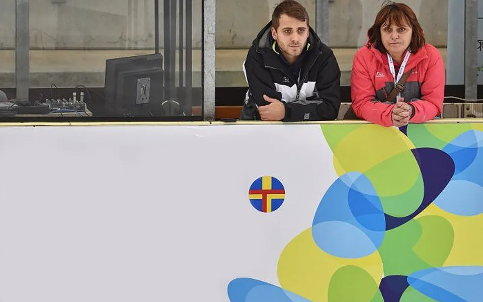 Trenéři krasobruslařů BK České Budějovice Iveta Bidařová a její syn Petr, bývalý úspěšný závodník. Oba nyní vedou jihočeskou krasobruslařskou skupinu na Olympiádě dětí a mládeže v Pardubickém kraji.