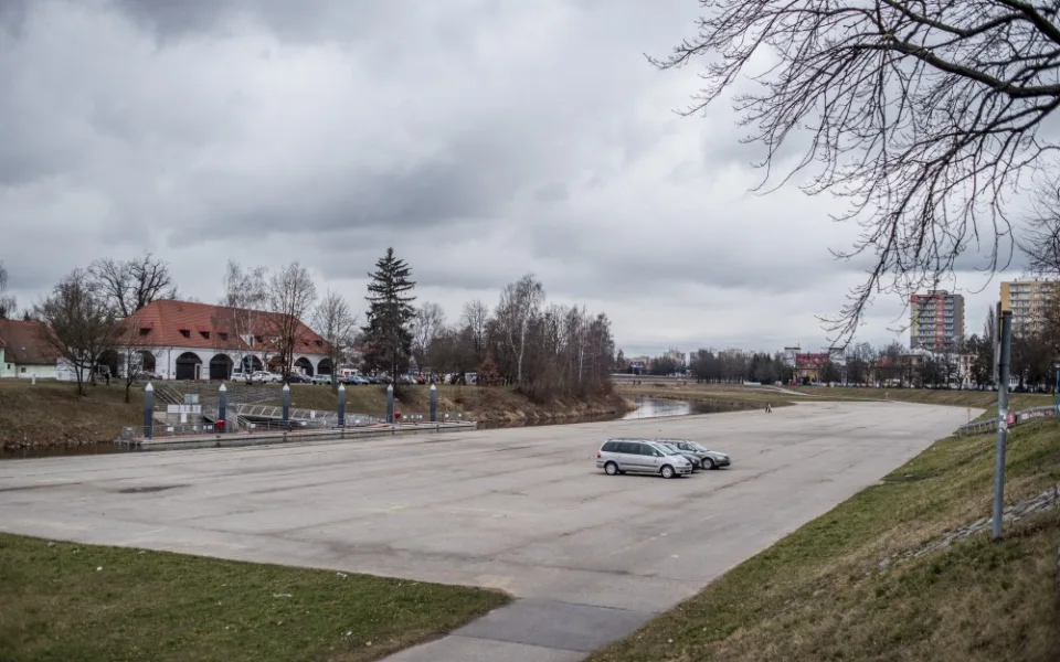 Na náplavce u Dlouhého mostu už parkují auta. Oficiálně ale parkoviště zatím nefunguje