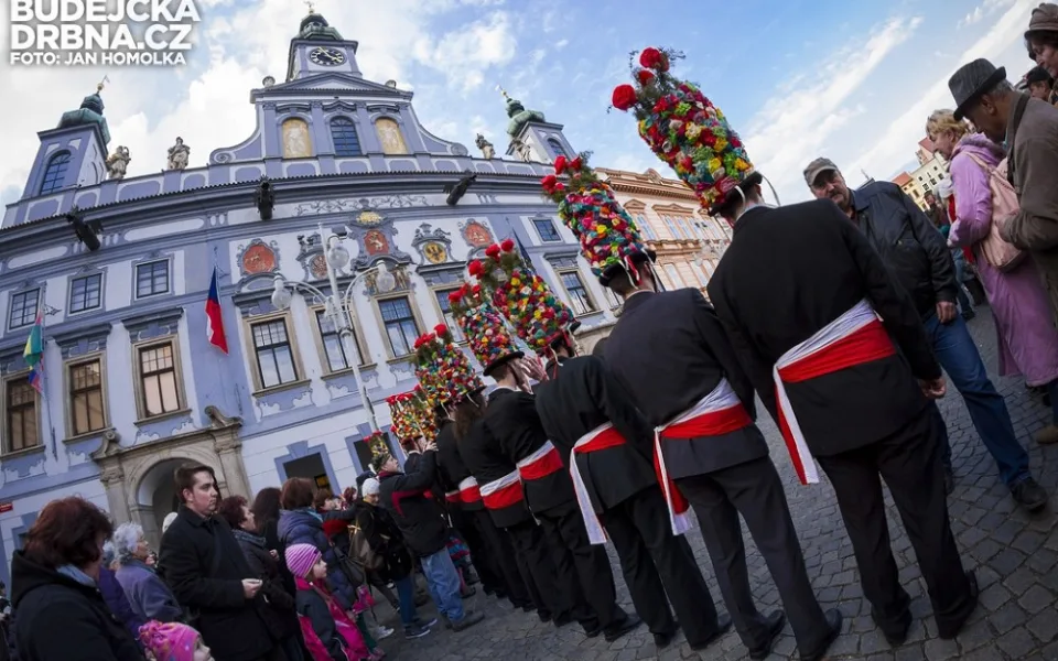 Tradiční masopustní koleda projde i letos budějckými ulicemi.