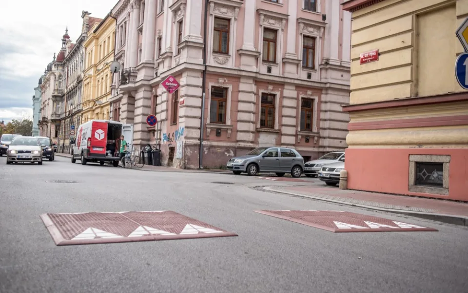 Zpomalovací polštáře v ulicích Českých Budějovic, do nichž se rozšířily parkovací zóny, mají přispět k bezpečnosti provozu.