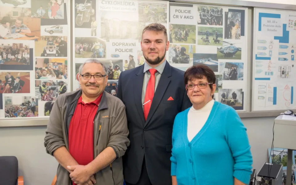 Gentleman silnic Jan Jirka z Českých Budějovic s Antonínem Bebrem, kterého zachránil, a s jeho manželkou Věrou.