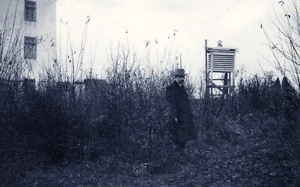 Profesor Jaroslav Maňák u meteorologické stanice ve Stecherově mlýne v roce 1932