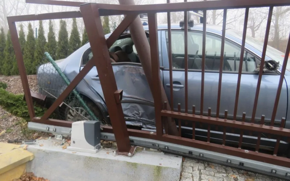 Na silnici III. třídy, ve směru jízdy Husinecká přehrada - Prachatice, havarovala ve středu 7. února řidička osobního osobního auta Škoda Superb.