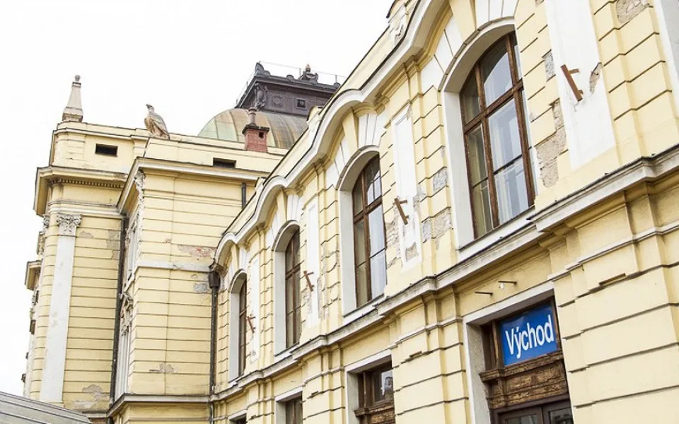 Budova vlakového nádraží v Českých Budějovicích.