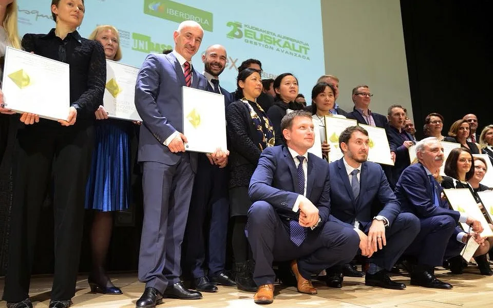 Česká společnost OIG Power, která patří Jihočechovi Martinu Kubovi (na snímku první muž zleva), získala hlavní cenu v kategorii Business Innovations mikropodniků a startupů na soutěži Quality Innovation Awards ve španělském Bilbau.