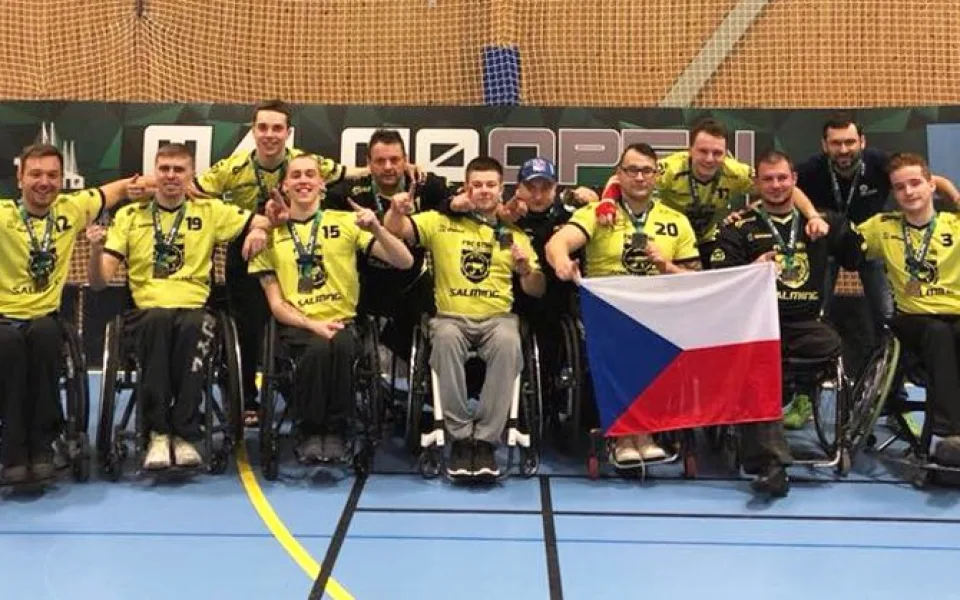 Vozíčkáři FBC Štíři České Budějovice vybojovali v nabité konkurenci turnaje ve Švédsku skvělé stříbrné medaile.