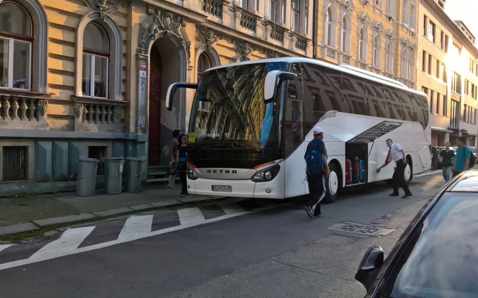 Bílé šrafování v ulici Skuherského má vymezit prostor pro vytáčení autobusů. Řidiči tam ale parkují.