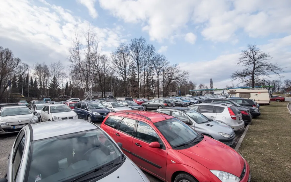 Parkoviště u sportovní haly