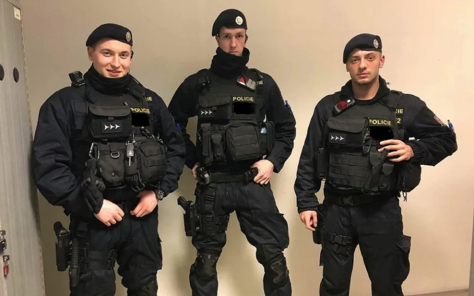 Trojice policistů hlídkové služby, na místě zákroku jich zasahovalo pět.