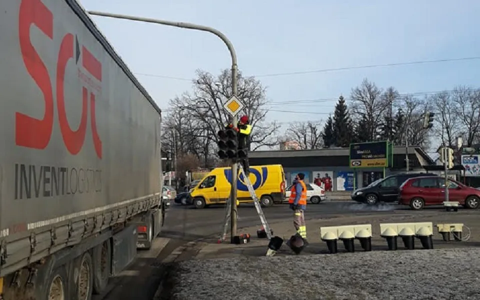 ýměna semaforů zaskočila řidiče.