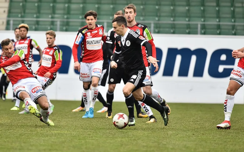 Fotbalisté budějckého Dynama (v černých dresech) remizovali v předposledním příparvném utkání s druholigovým rakouským Riedem 1:1.