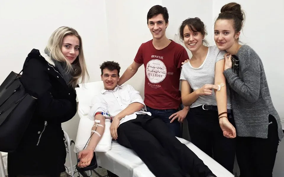 Studentské krvebraní už zlákalo k dárcovství krve i tuhle partu z Jírovcovky, která si šla vylepšit karmu.