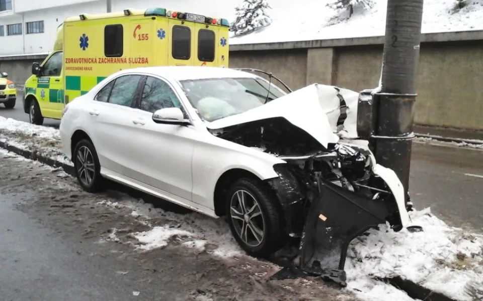 Bílý mercedes skončil v neděli 18. února ráno ve sloupu na českobudějovické Pražské třídě.
