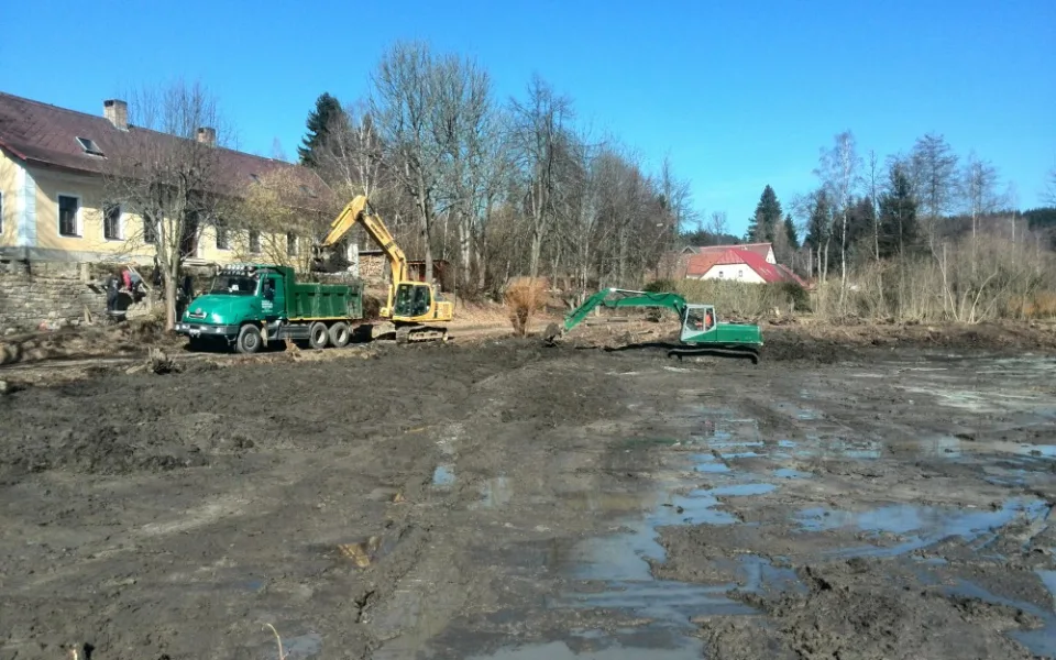Odbahnění rybníka v Senotíně