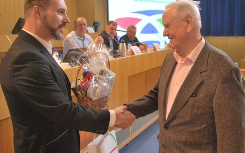 Krajský radní pro dopravu Jiří Švec gratuluje Bohumíru Malíkovi.