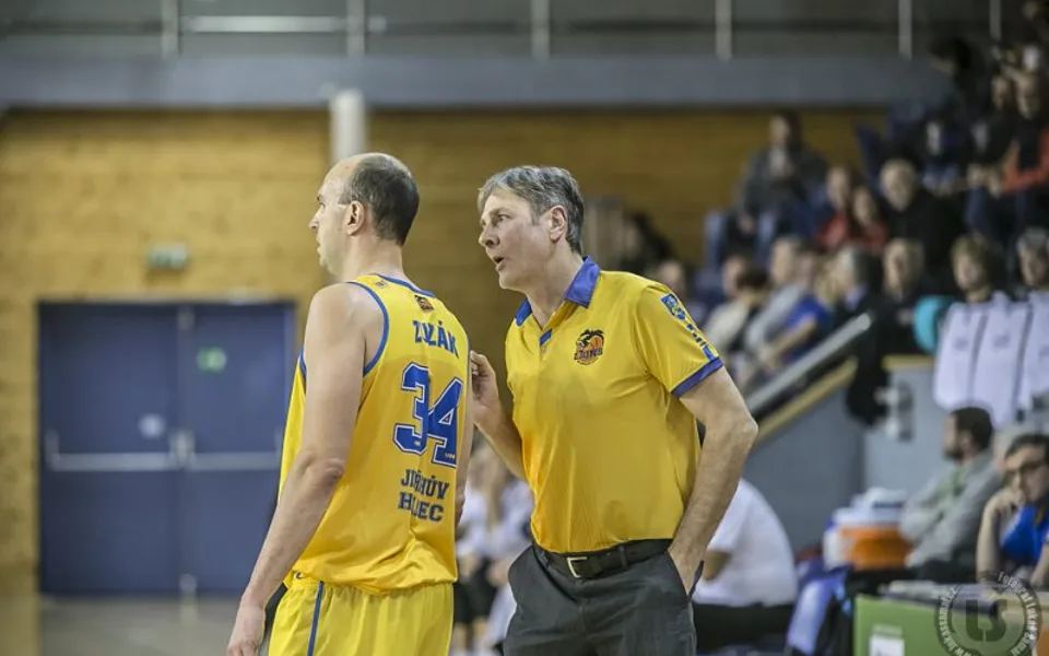 Karel Forejt dává instrukce během zápasu s Děčínem. Foto: Lukáš Šamal/bkjh.cz
