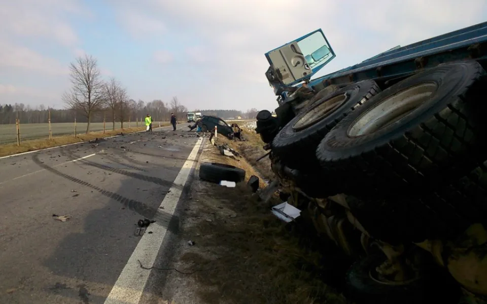 Řidič osobního automobilu nepřežil dnes, v pondělí 26. února, na silnici u obce Frahelž na Jindřichohradecku střet s nákladním autem.