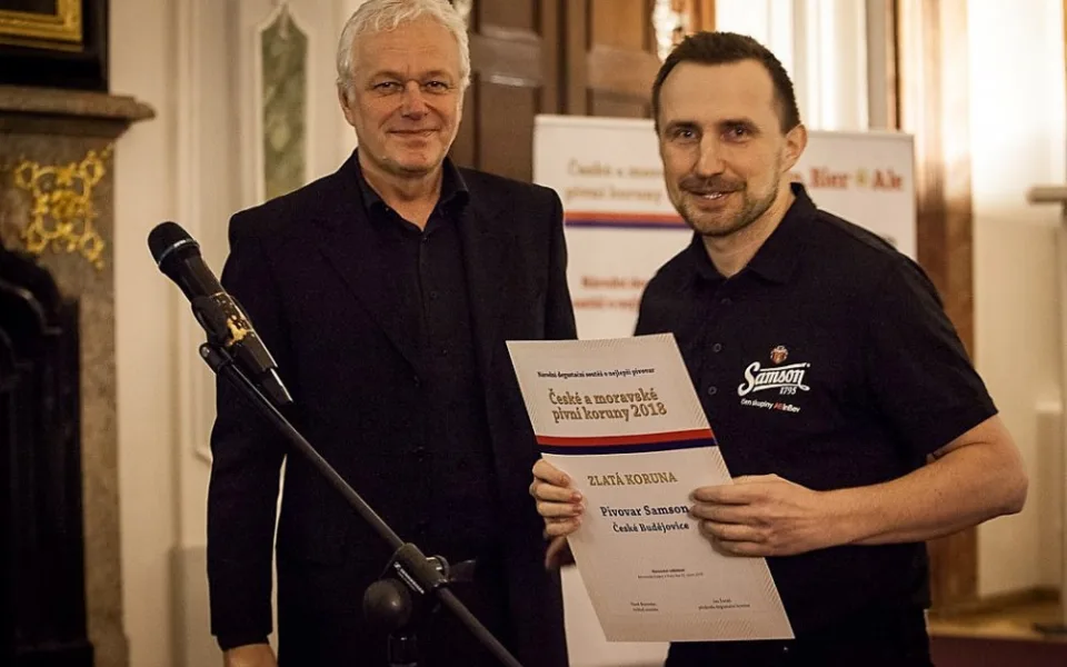 Sládek Pivovaru Samson Radim Lavička (vpravo) s předsedou degustační komise soutěže Janem Šuráněm.