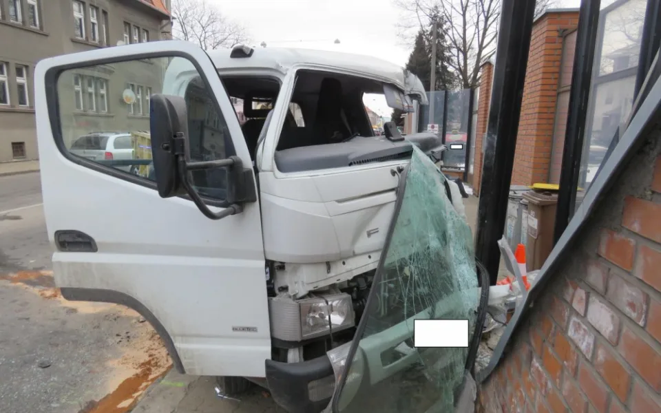 Na Mánesově třídě byla při dopravní nehodě poničena protihluková zeď.