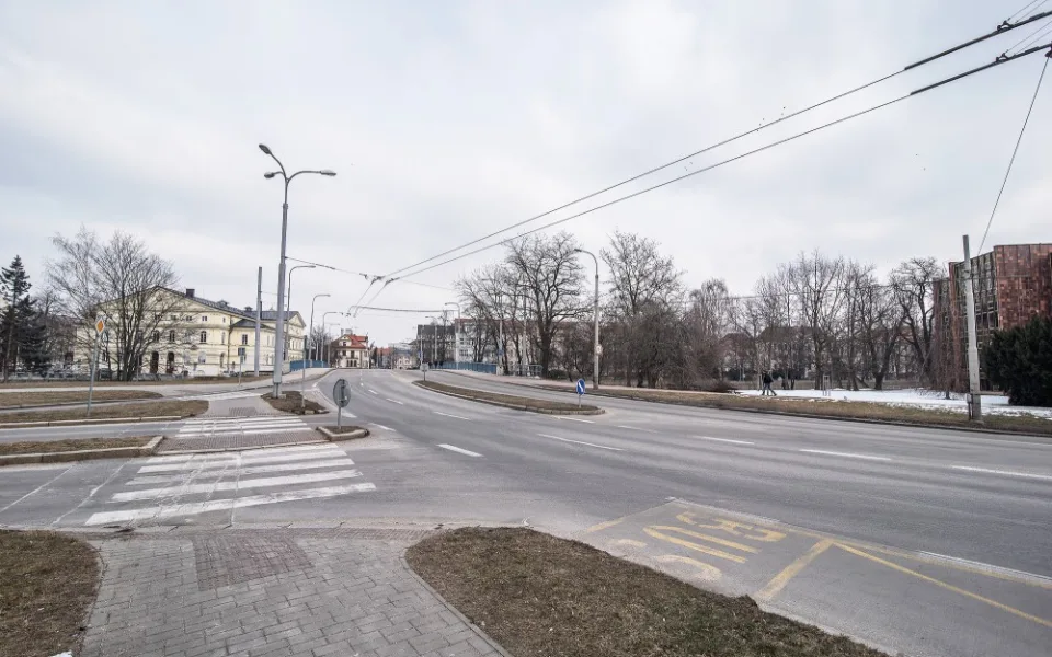 Kvůli přístavbě knihovny má být u Krumlovského mostu na Lidické třídě nová světelná křižovatka.