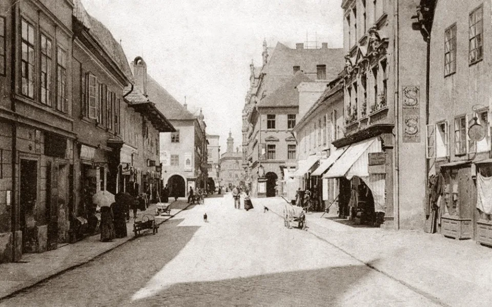 Ulice Karla IV. po roce 1900 směrem k náměstí.