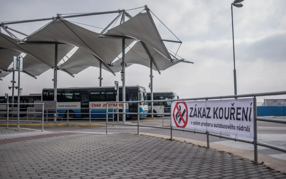 Na zákaz kouření v celém prostoru autobusového nádraží upozorňuje nepřehlédnutelný nápis na plachtě umístěné na zábradlí na střeše Dopravně obchodního centra Mercury v Českých Budějovicích.