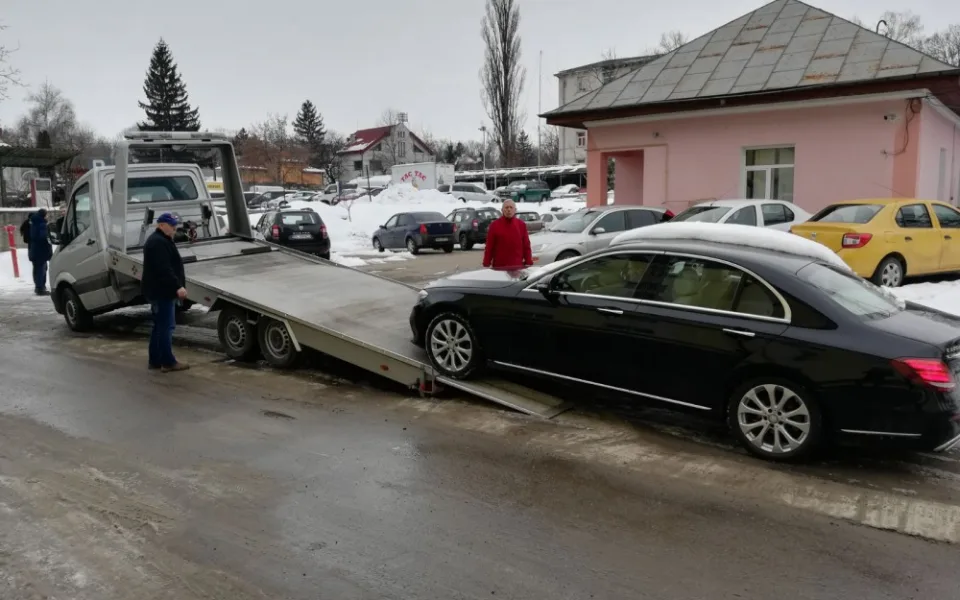 Mercedes z půjčovny, kterým muž a žena přijeli ze Slovenska vraždit na Písecko, a v němž pak odjeli do Rumunska, odkud chtěli pláchnout do Moldavska.