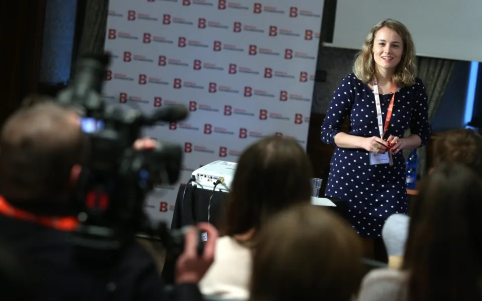Stipendistka Tereza Růžičková během prezentace.