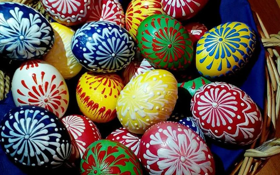 Malovaná a zdobená vajíčka patří neodmyslitelně k Velikonocům.