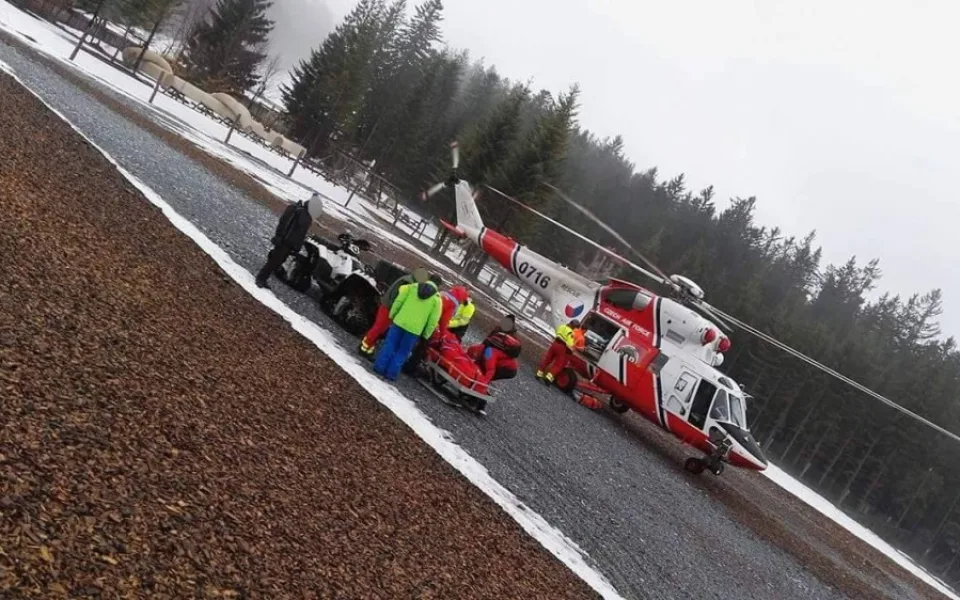 Pro osmiletého chlapce letěl na Kramolín vrtulník.