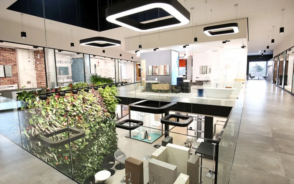 Prodejna Senesi na Strakonické ulici je s přehledem největší koupelnový a kuchyňský showroom v České republice, kde najdete inspiraci na více než čtyřech tisících metrech čtverečních.