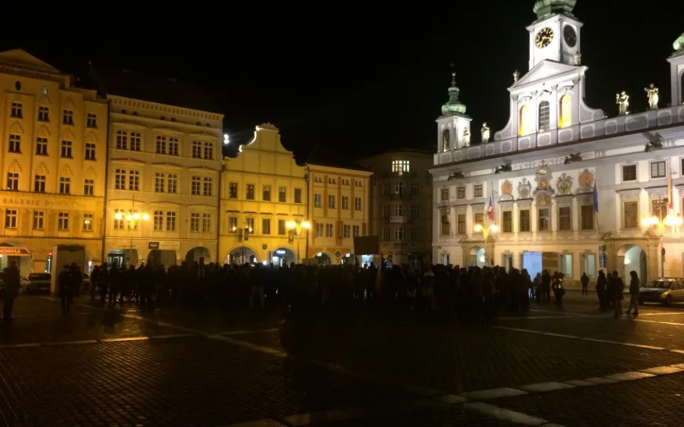 Lidé přišli na budějcké náměstí podpořit demonstraci za zachování svobody slova a médií