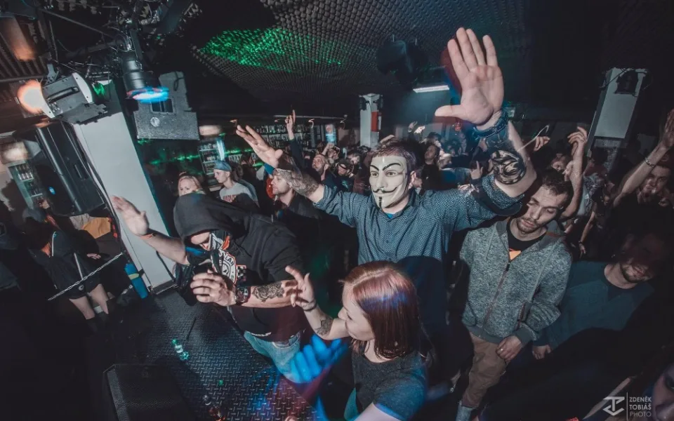 Zlomené beaty ovládnou českobudějovický klub K2, kde vypukne další XL edice drum&amp;bassového šílenství Toxymoron už zítra, v pátek 16. března.