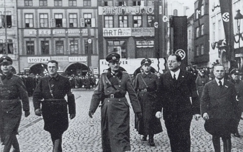 15. března 1939 před budějckou radnicí. Nalevo od generála von Weichse a městského komisaře Friedricha Davida kráčí Hans Westen.