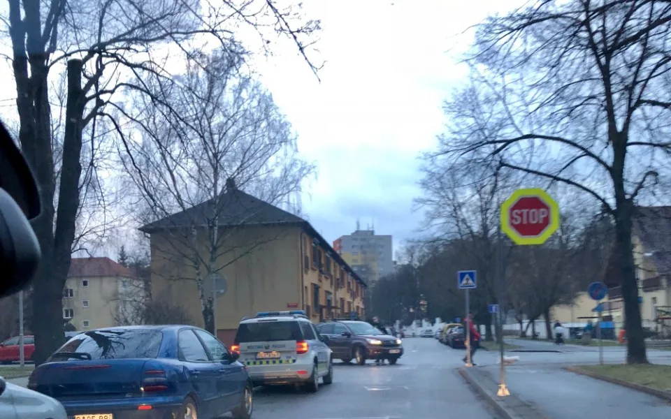 Nové značení v Neplachově ulici směrem k hřbitovu.