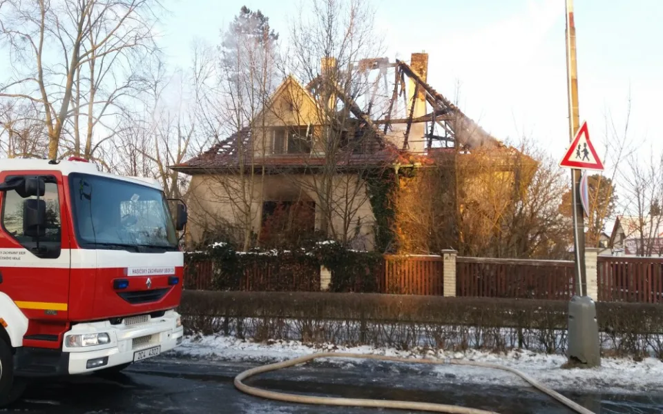 Při požáru rodinného domu v Čimelicích na Písecku uhořeli dva lidé.